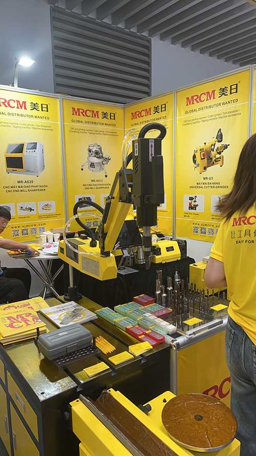 7.浙江美日機(jī)床展出的自動(dòng)化工具磨單元.jpg